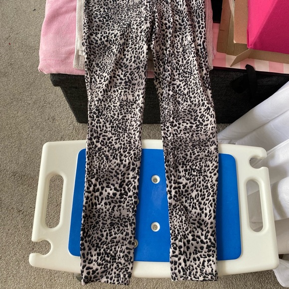 Blank and gray guess pre owned condition - Picture 3 of 11